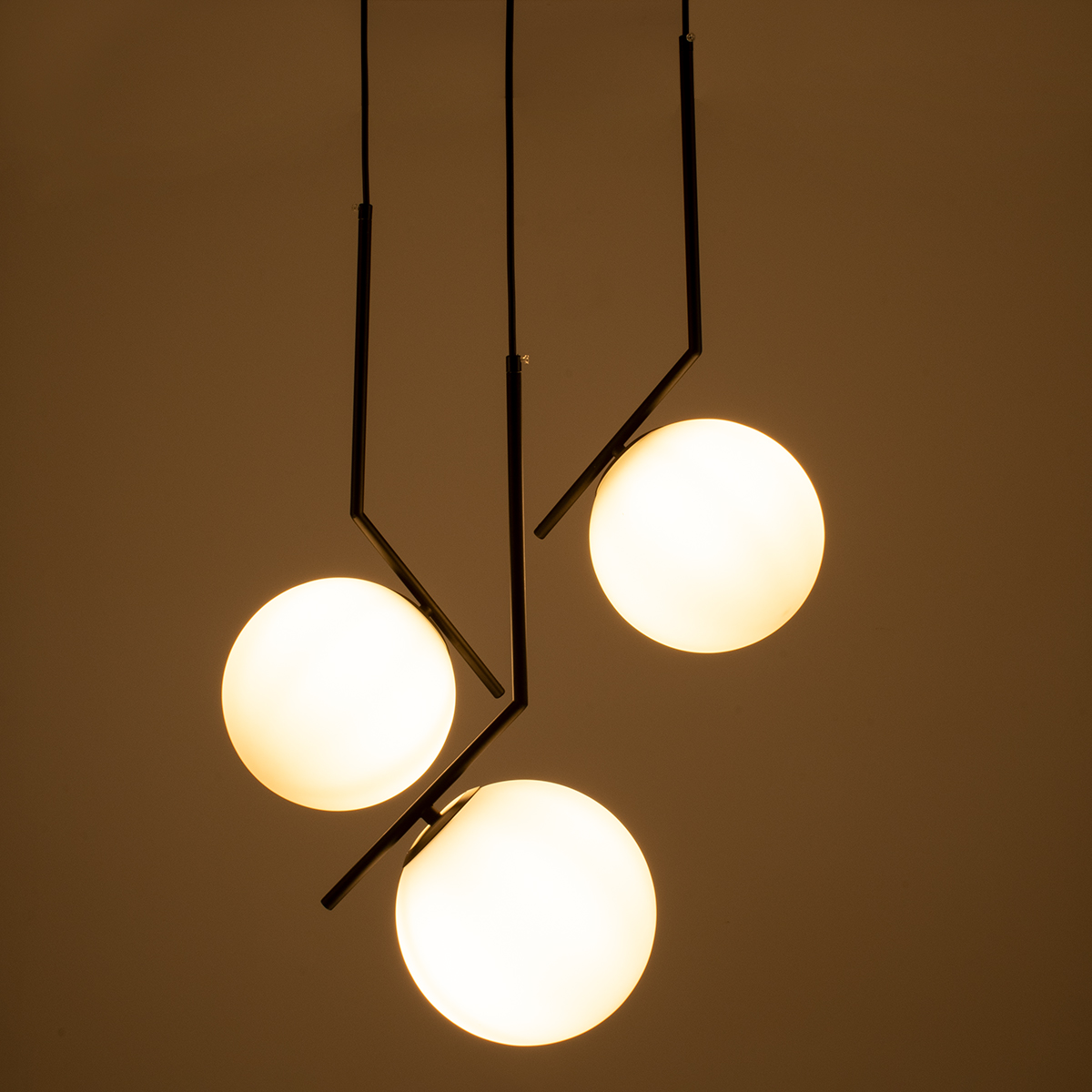 GloboStar®-MONROE-00952-Μοντέρνο-Κρεμαστό-Φωτιστικό-Οροφής-Τρίφωτο-3-x-E27-Μαύρο-Λευκό-Μεταλλικό-Μπάλα-Φ60-x-Υ50cm-2