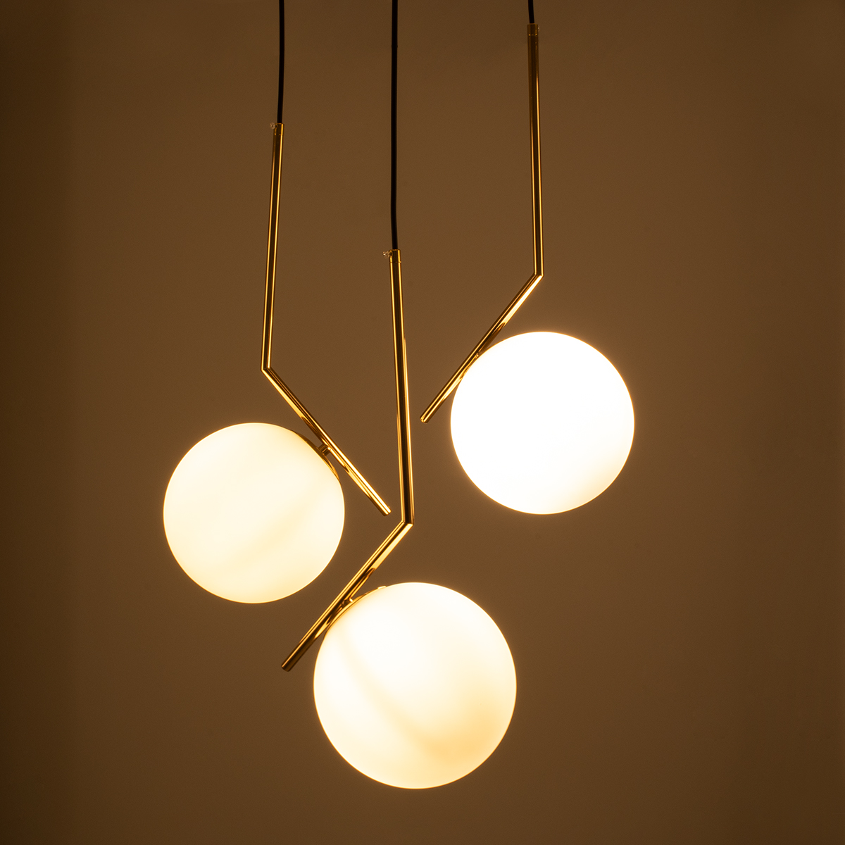 GloboStar®-MONROE-00953-Μοντέρνο-Κρεμαστό-Φωτιστικό-Οροφής-Τρίφωτο-3-x-E27-Χρυσό-Λευκό-Μεταλλικό-Μπάλα-Φ60-x-Υ50cm-2