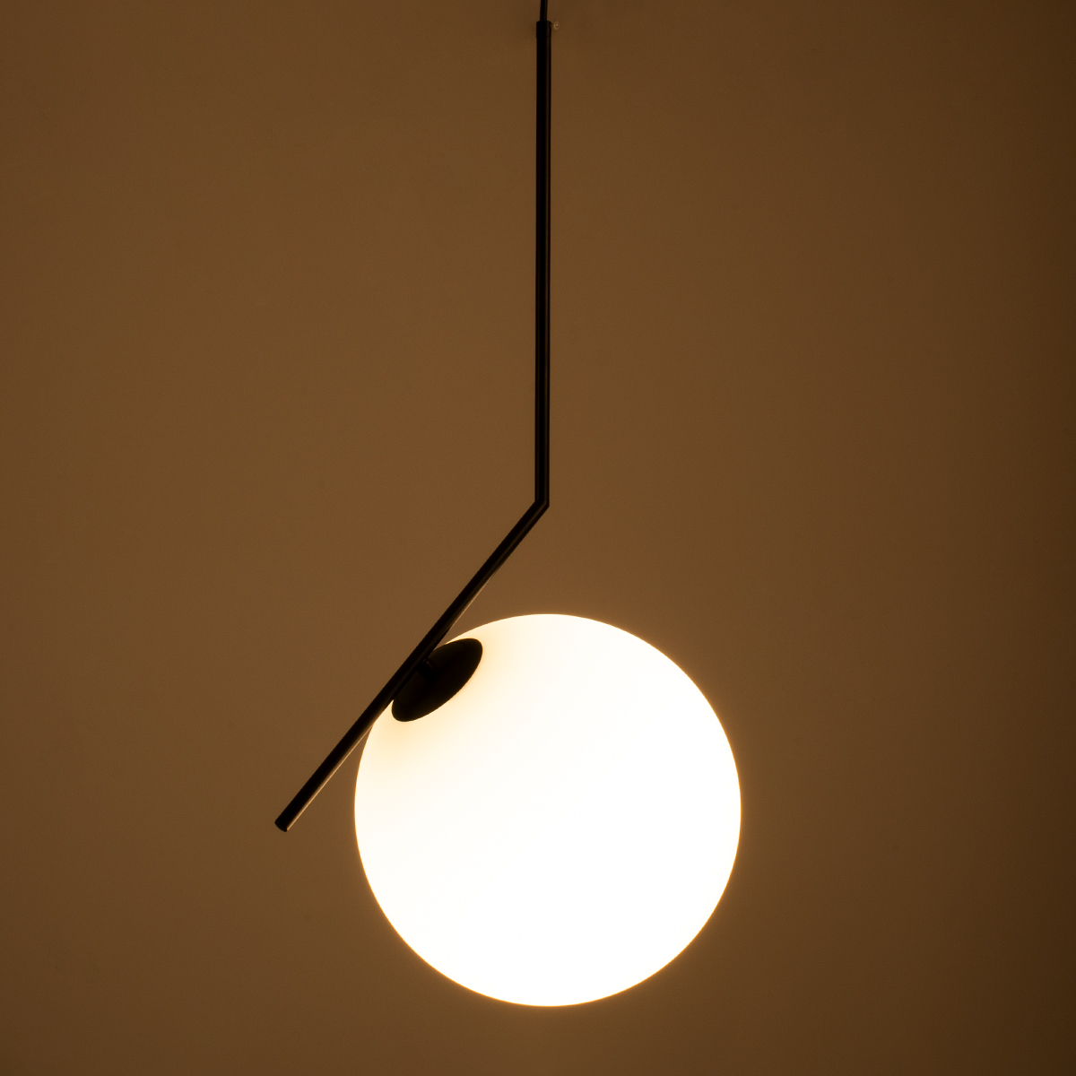 GloboStar®-MONROE-00957-Μοντέρνο-Κρεμαστό-Φωτιστικό-Οροφής-Μονόφωτο-1-x-E27-Μαύρο-Λευκό-Μεταλλικό-Μπάλα-Φ30-x-Υ75cm-2